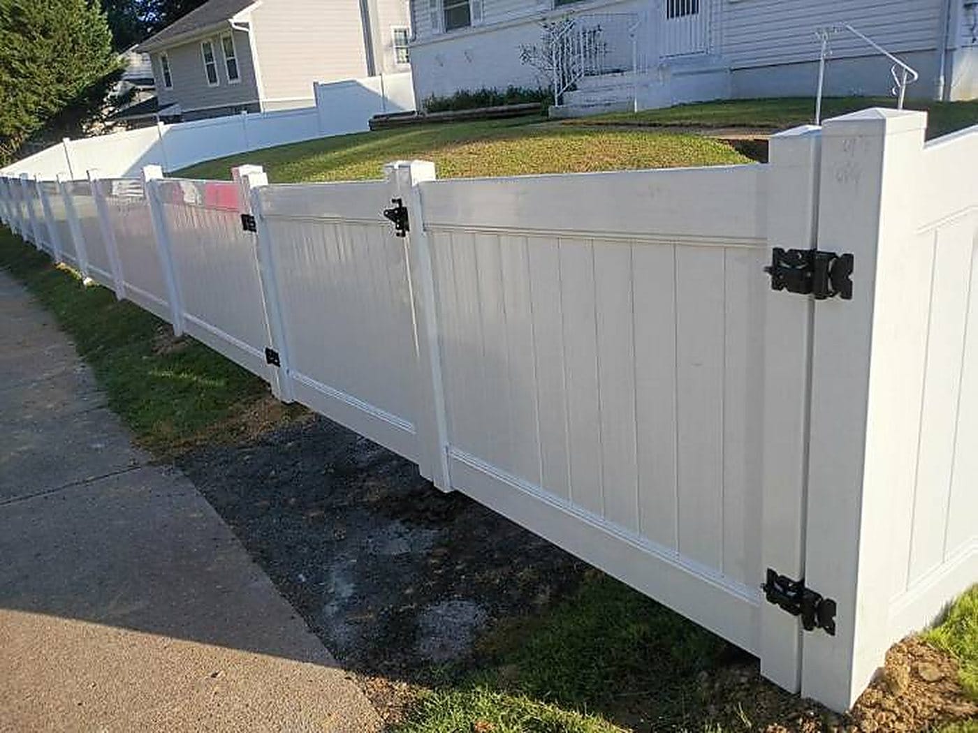 White vinyl privacy panels and a walk gate running out to the sidewalk